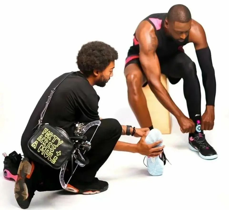 字母哥鞋子和东契奇鞋子 (东契奇上赛季绝杀快船所穿的鞋)