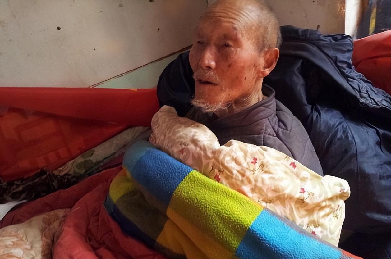 老人生日宴上儿女听完立刻报警,91岁的老人忽然说胡话