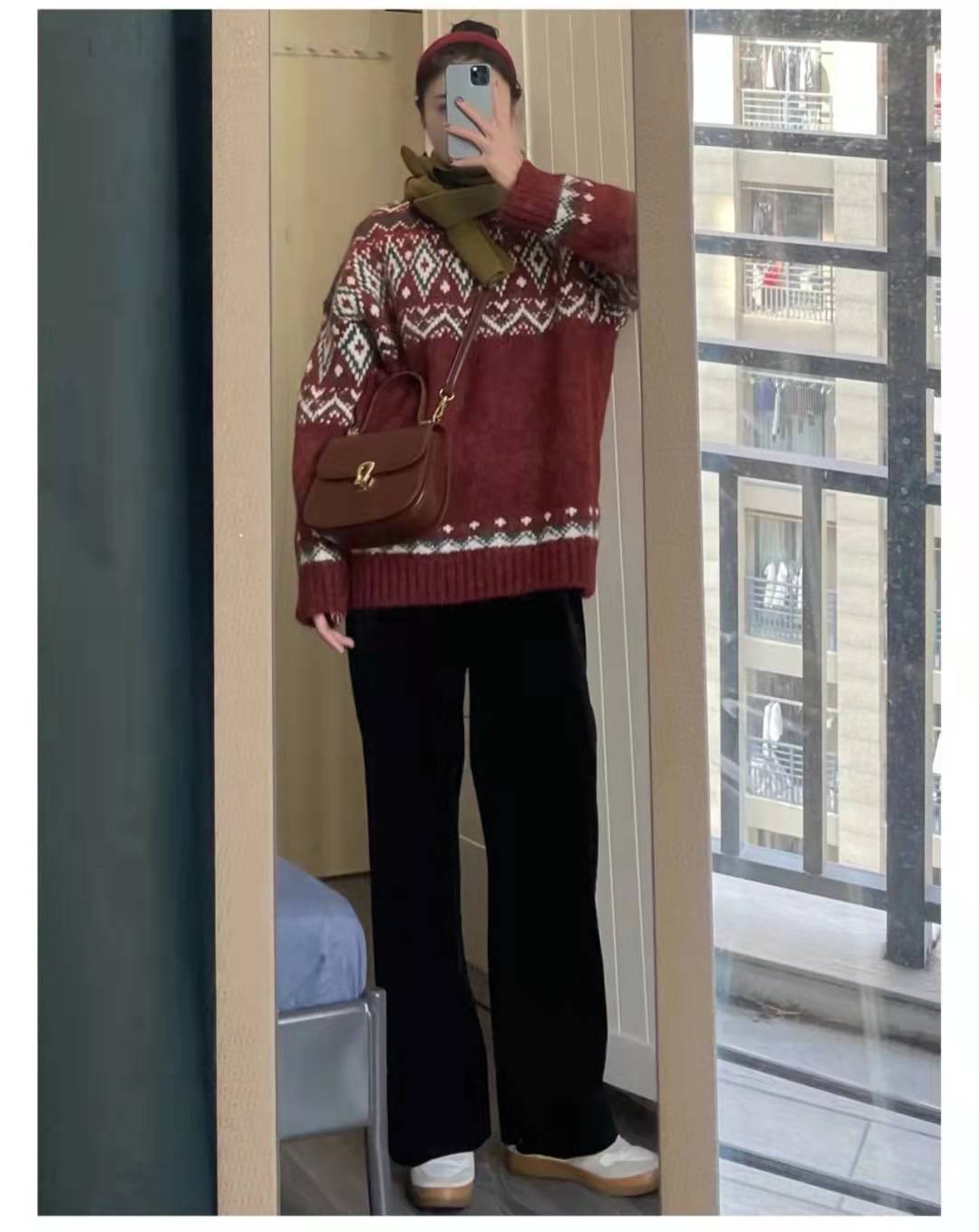 灯芯绒裤子松紧裤配什么上衣,咖色灯芯绒的裤子配什么上衣