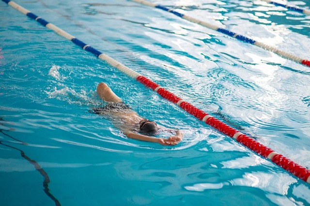 夏天的必备活动游泳,享受游泳运动带来的快乐