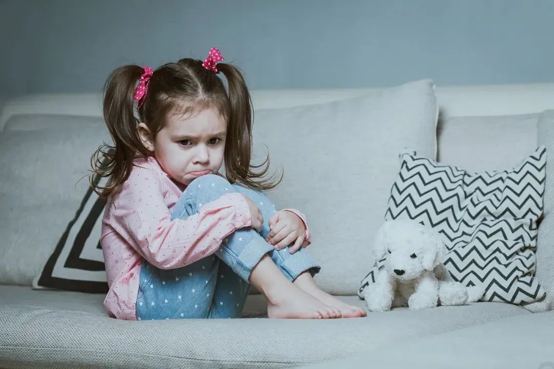 孩子把自己封闭在家里怎么办,孩子把自己封闭起来