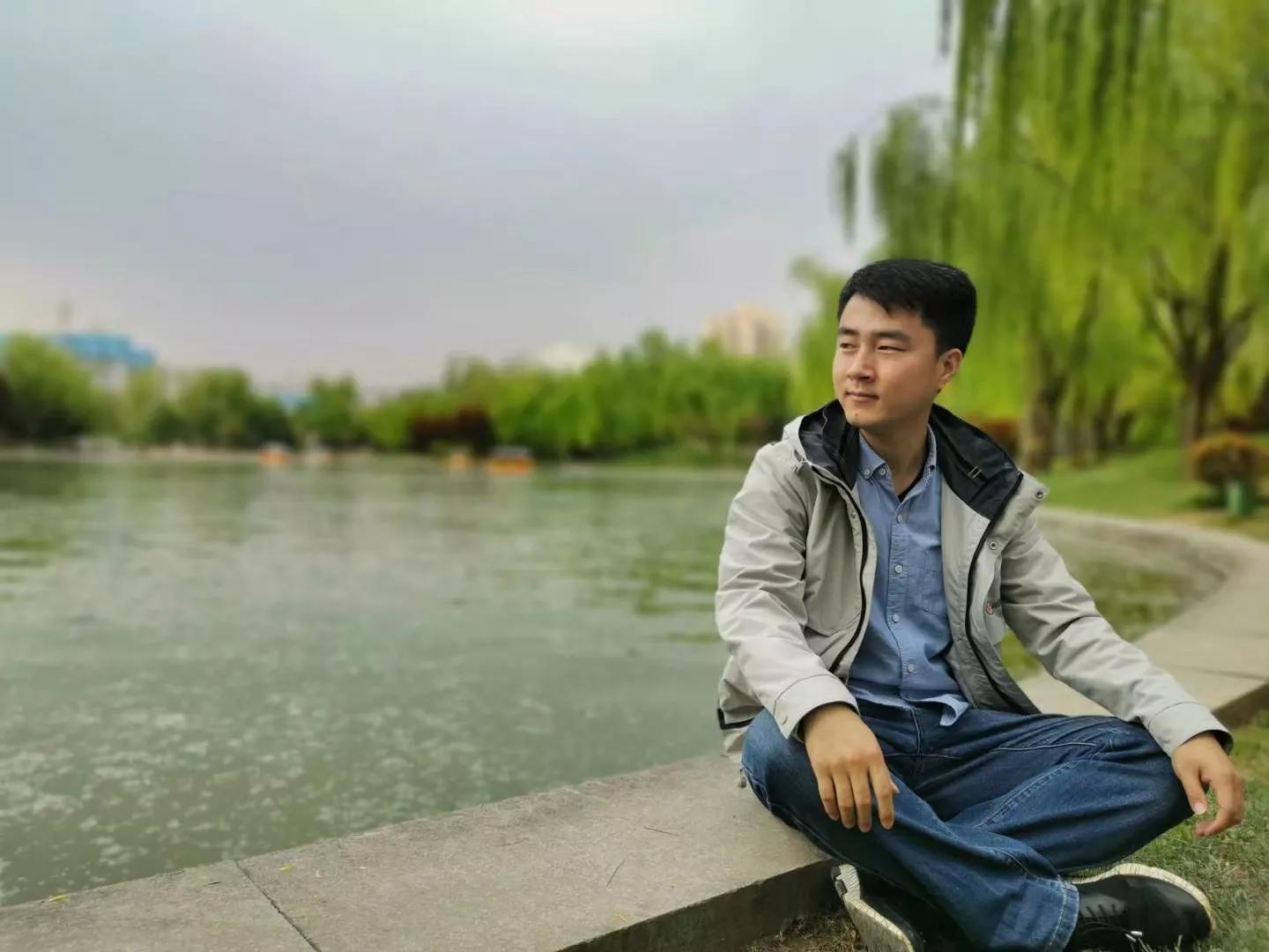 两个忘年猴朋友″