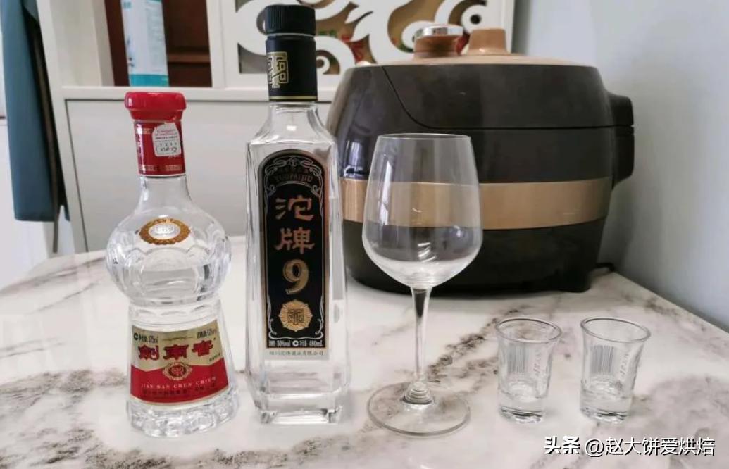 大批“赊酒人”扎堆农村，买酒先交一半钱，来年付尾款，有何猫腻