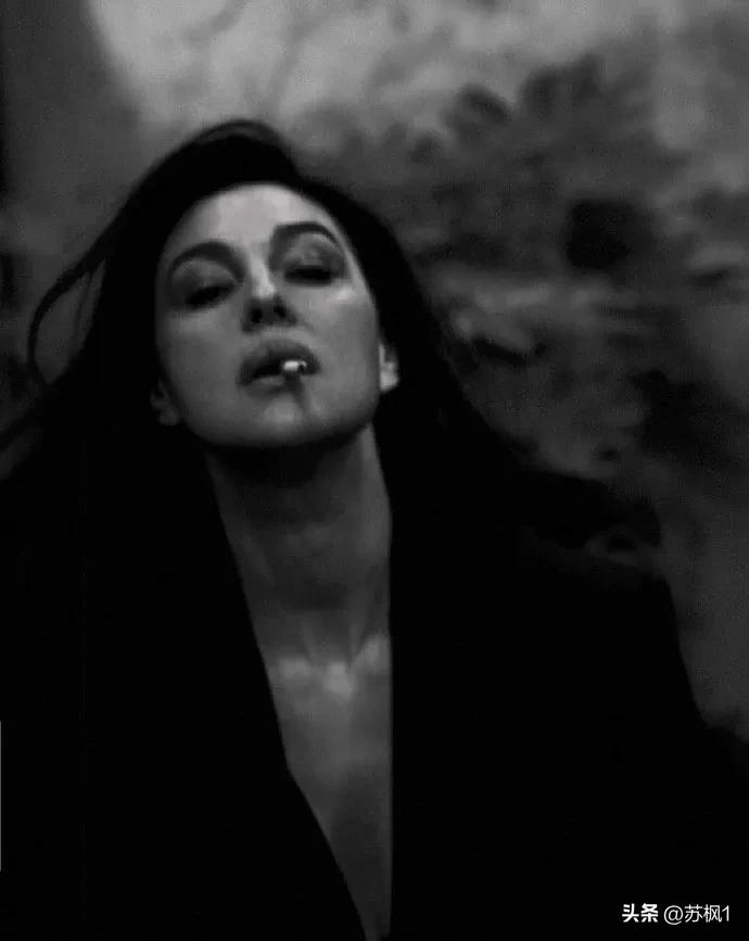 在我没有告诉你她爸妈是谁之前，你觉的她这张街拍美不美？