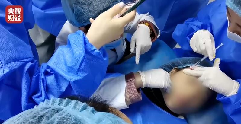 老坛酸菜是抠脚大汉才出来的吗,美女用脚做老坛酸菜