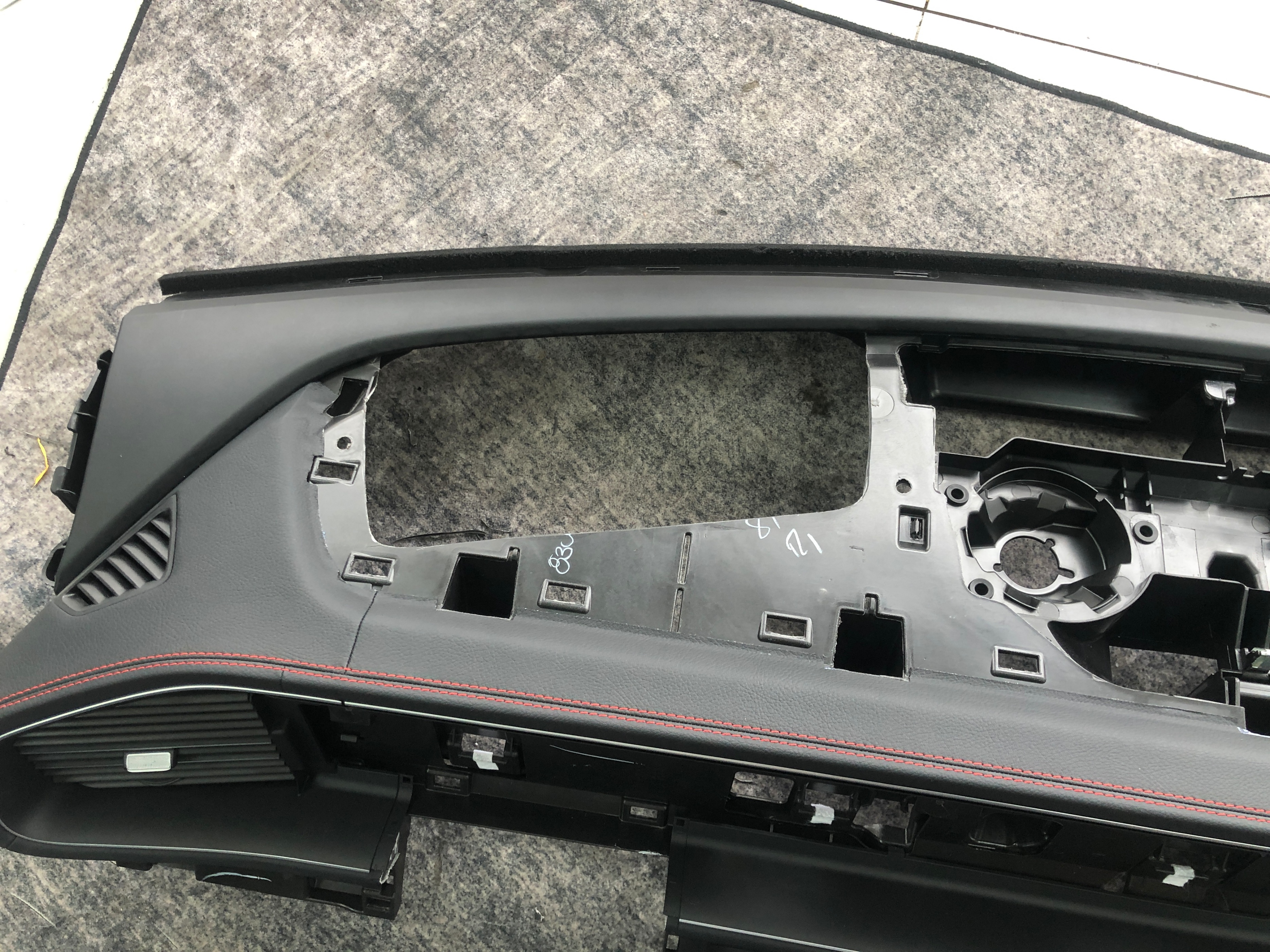 奔驰amggle53夜晚沉浸式体验,amggle53轿跑版抬头显示有点歪