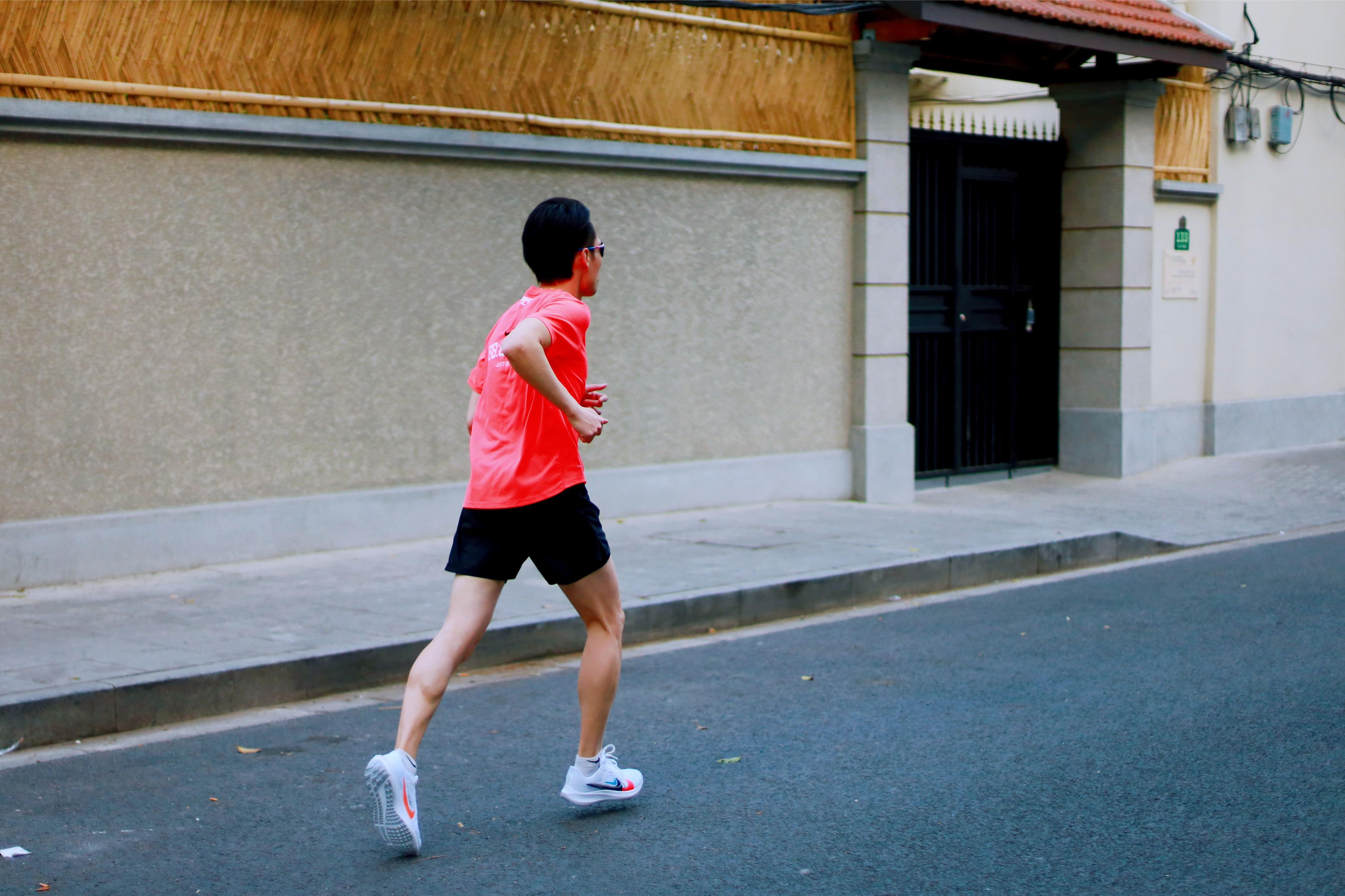 nikezoomfly4和飞马38哪个好,平民跑鞋推荐nike