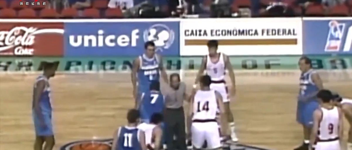 战胜巴西西班牙挺进四强,姚明带队的中国男篮