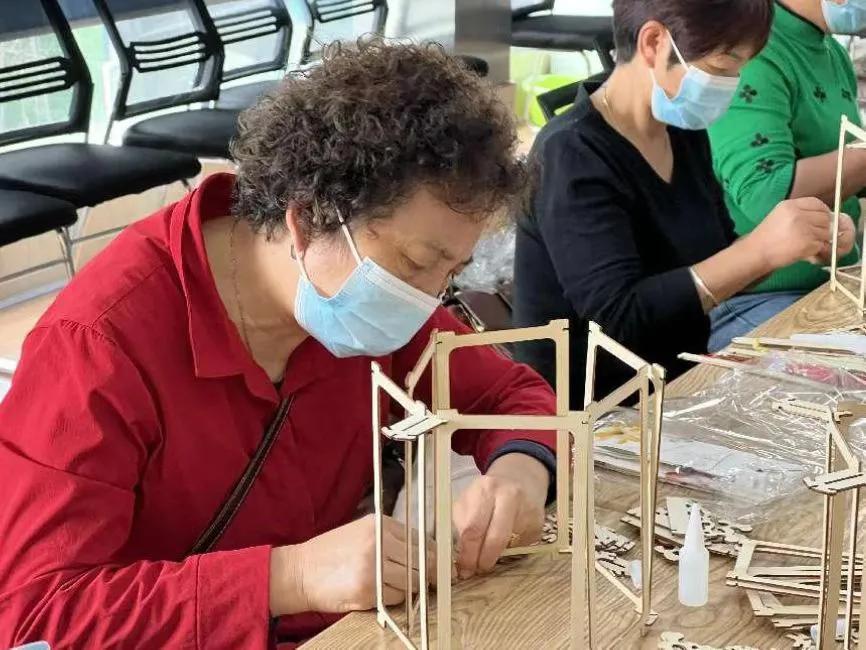 传统宫灯手工制作幼儿园,居委会制作手工宫灯