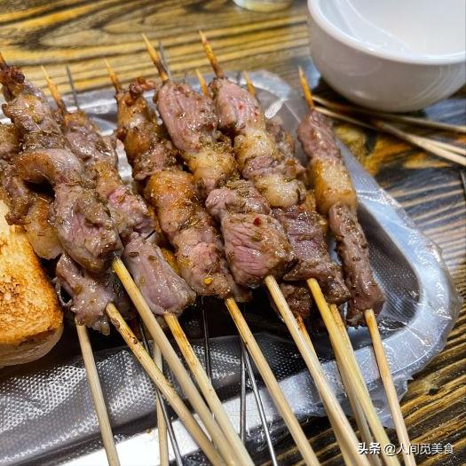 上过北京必吃榜的烧烤店，下午5点才开门，炸灌肠疙瘩汤更受欢迎