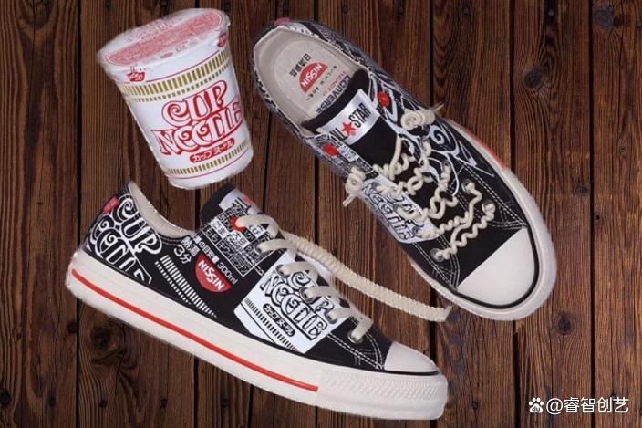 「从头到脚」！日清跨界联名从食品改到鞋子，海鮮味潮鞋出炉