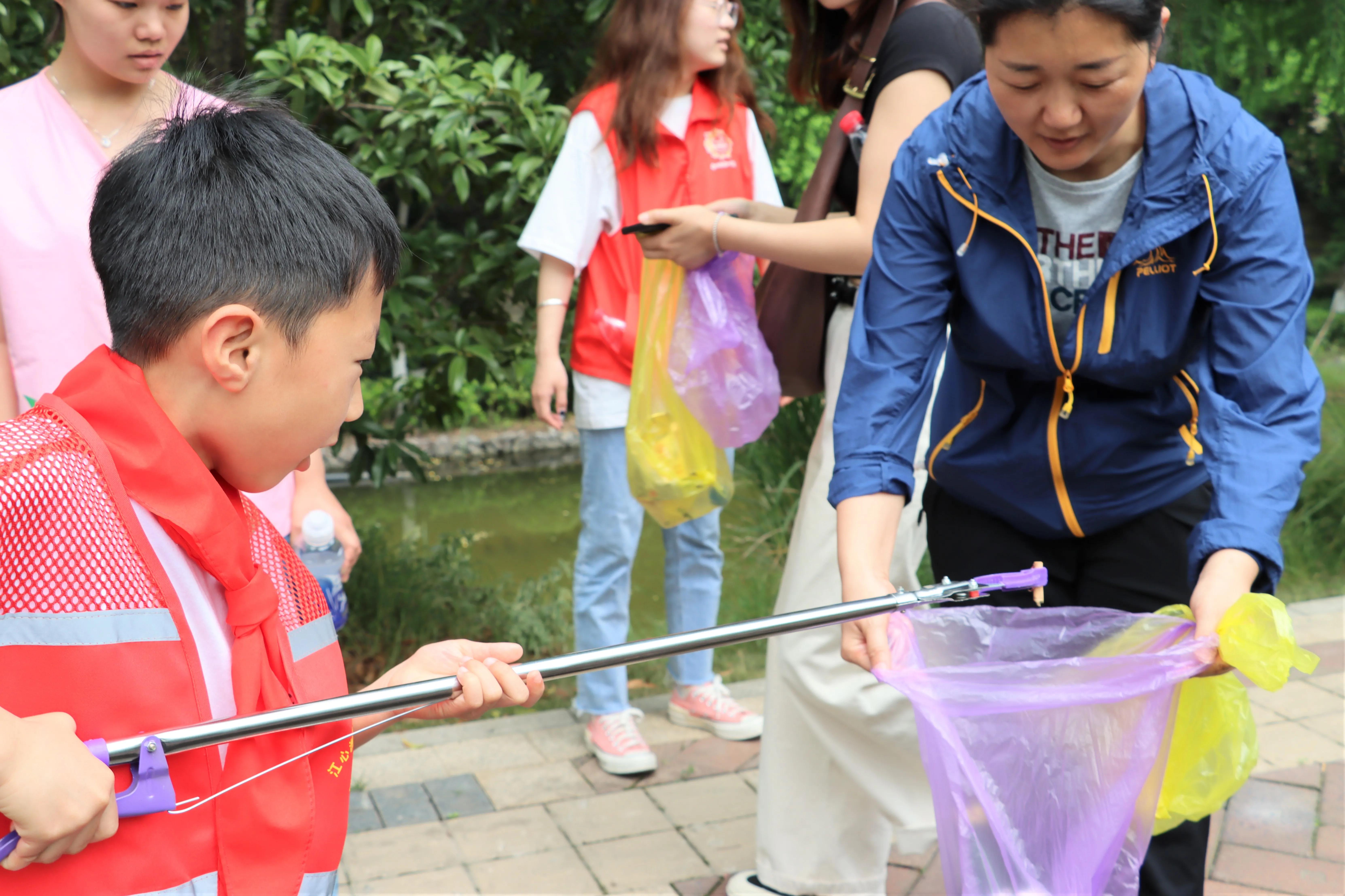 南京建邺区江心洲洲岛红园社区成立“小红鹰”少年志愿者先锋队