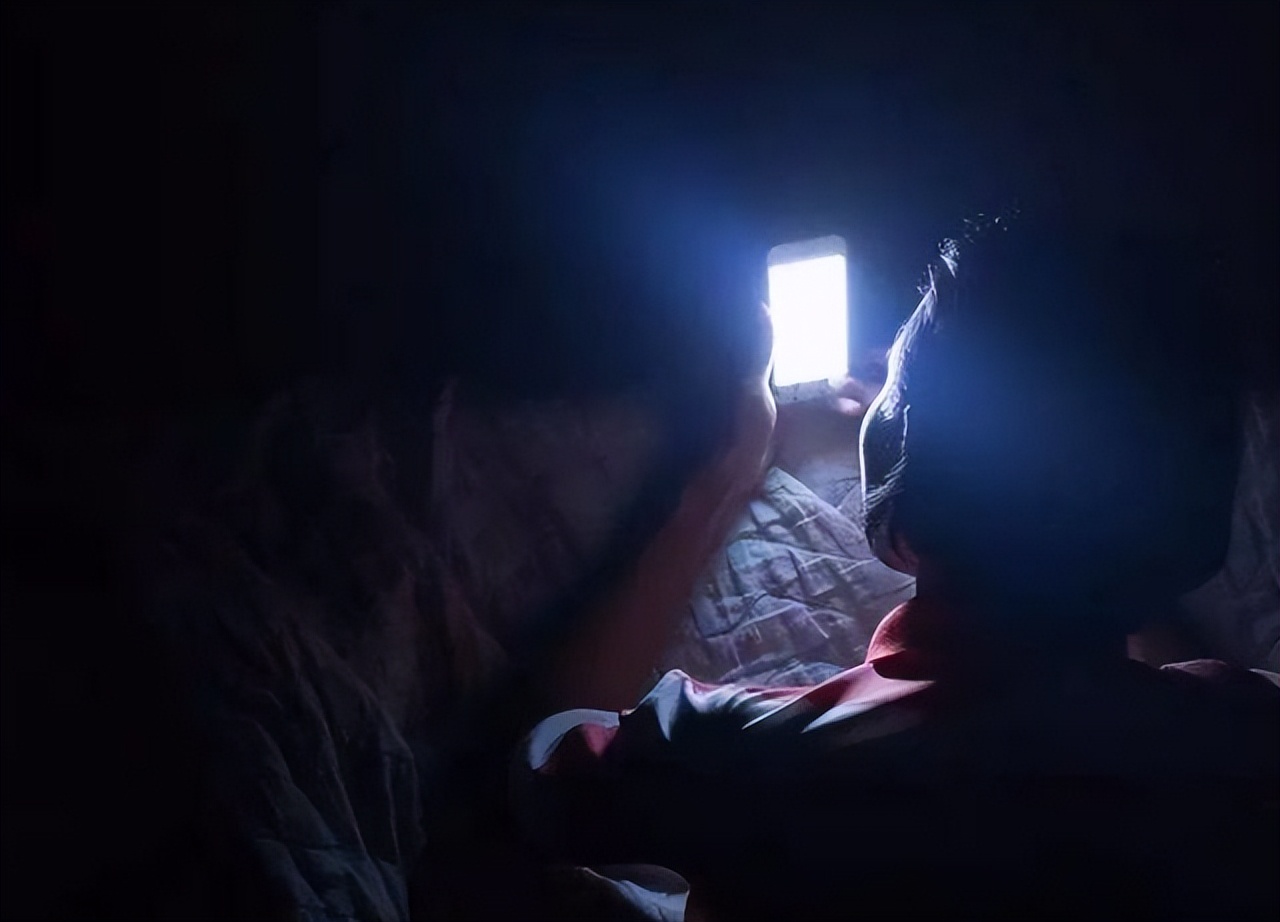 晚上关灯玩手机的危害有哪些,晚上关灯玩手机有什么危害嘛