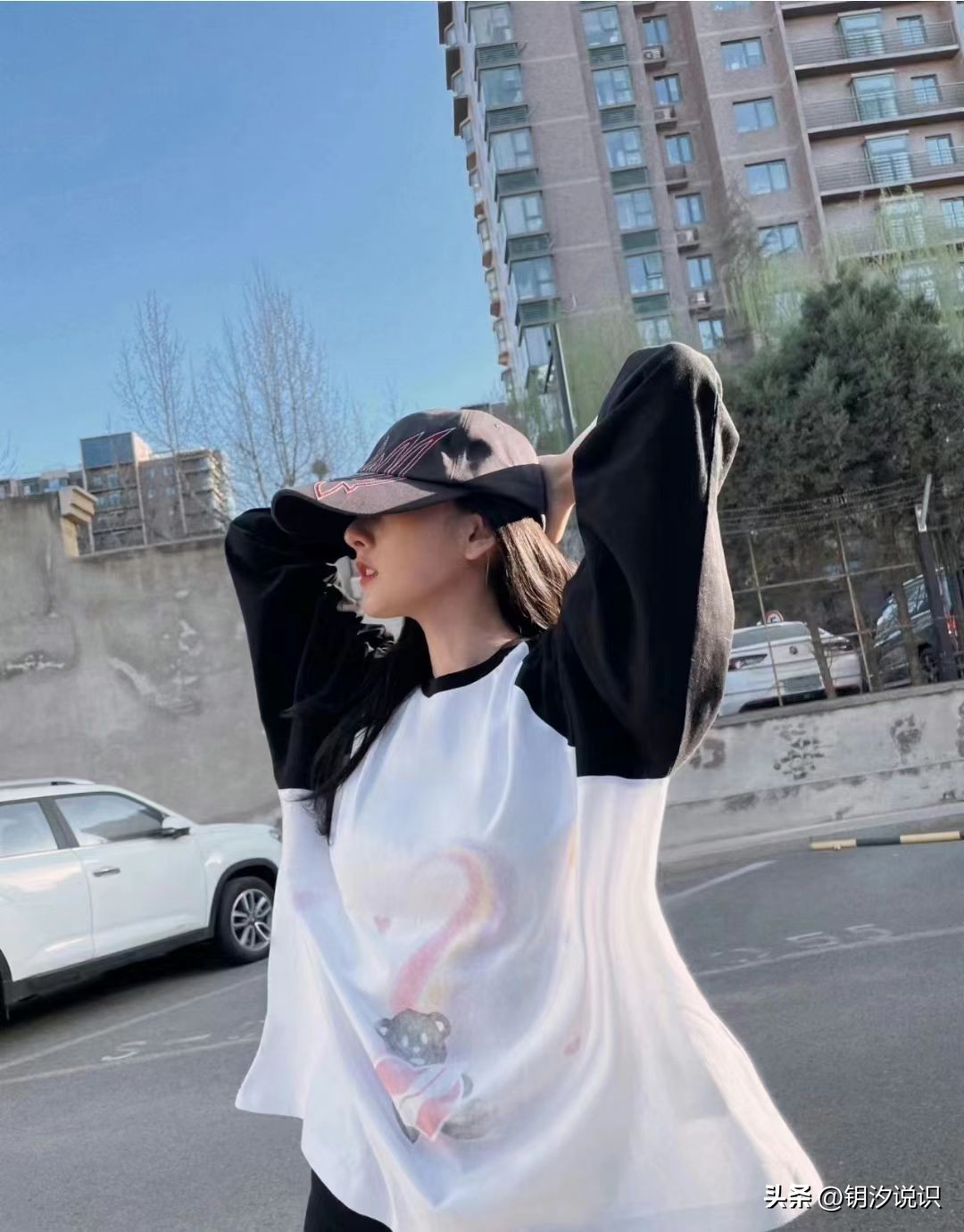 宋祖儿穿皮裤现身机场,宋祖儿机场穿黄色背带裤