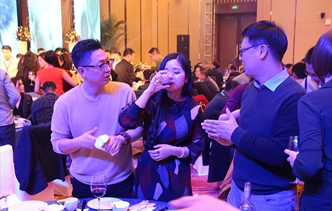 男人醉酒后的行为表示什么,男人喝醉后会做出什么样的行为