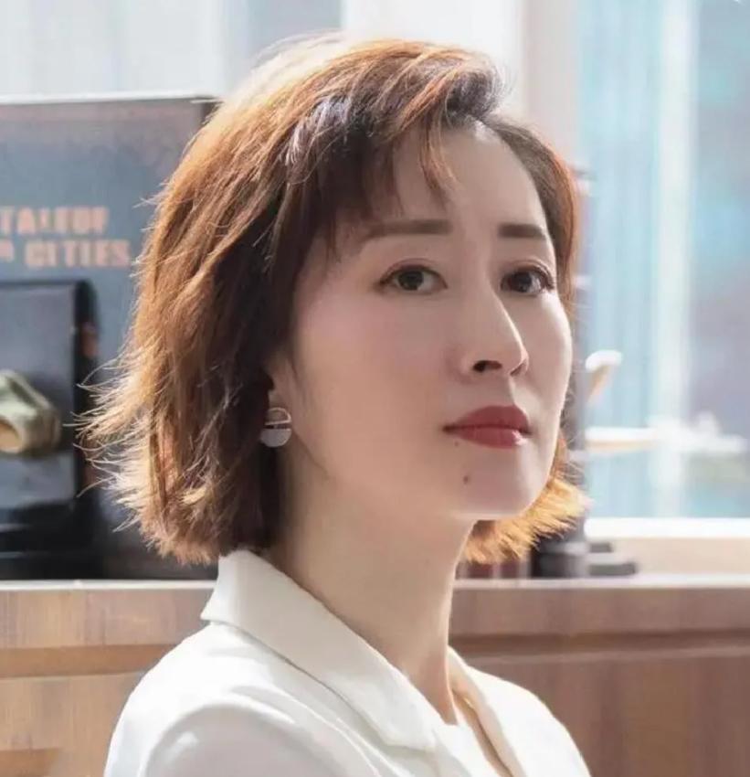 过了40多岁女人的头发剪短好看吗,适合40岁女人齐耳短发