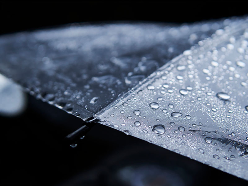 下雨天怎么撑伞不淋湿,下雨天怎么打伞才不会被淋湿
