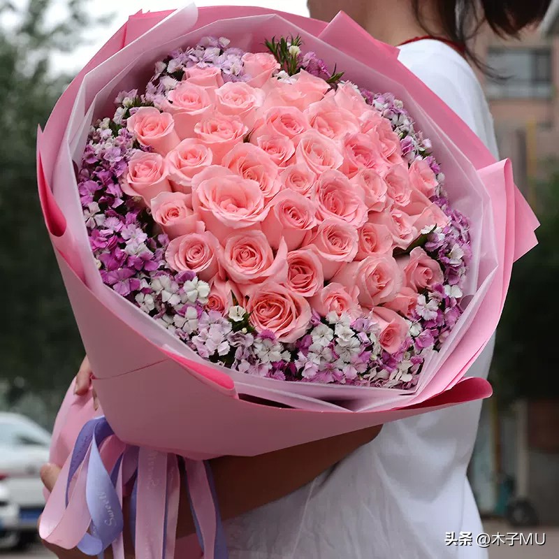 情人节送什么颜色的玫瑰花最好,情人节送什么颜色的花最好