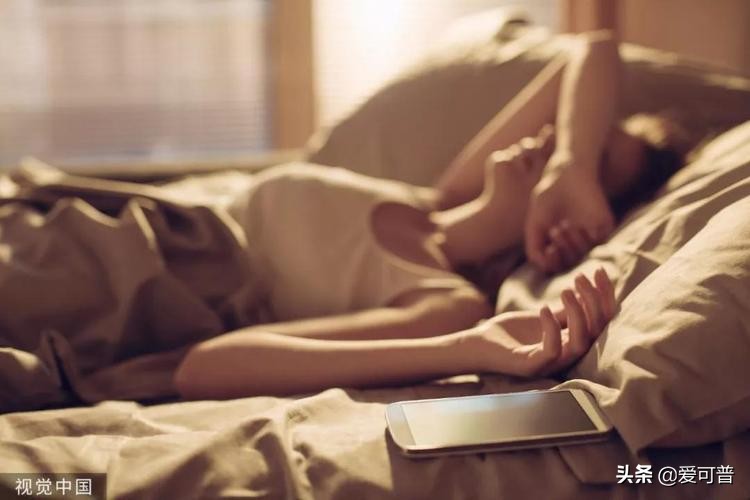 睡觉突然抽搐一下惊醒然后还心慌,老年人睡着了抽搐是怎么回事