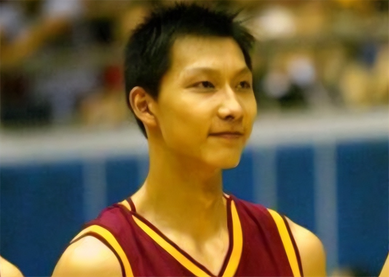 易建联结婚生子了吗,易建联娶双胞胎姐妹是真的吗