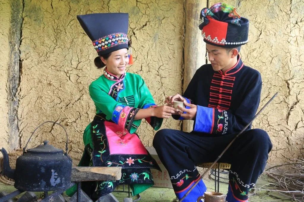 保山施甸布朗族服饰走向法国,保山施甸布朗族服饰图案介绍