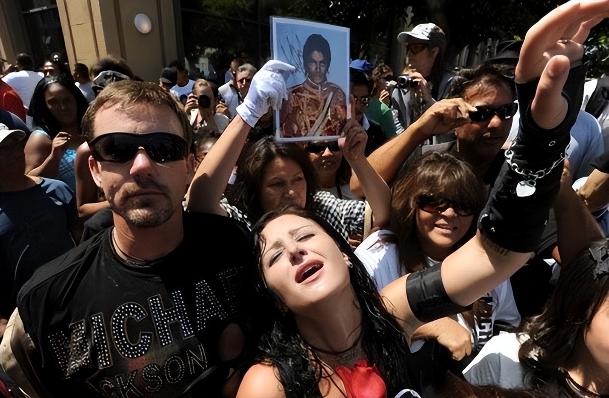 2009年杰克逊去世：长子遗传白癜风，女儿14岁被侵犯，幼子最像他