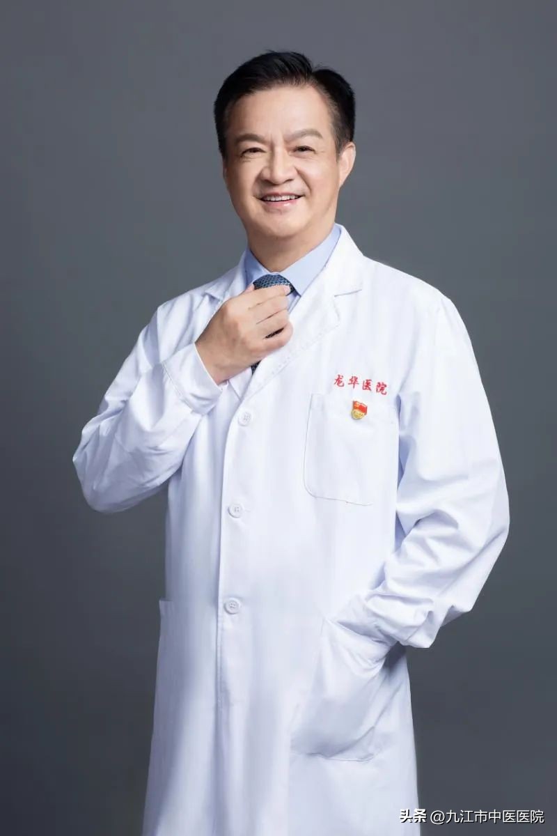 【杏林医讯】4月27日，上海中医药大学附属龙华医院方邦江教授来院开展义诊活动