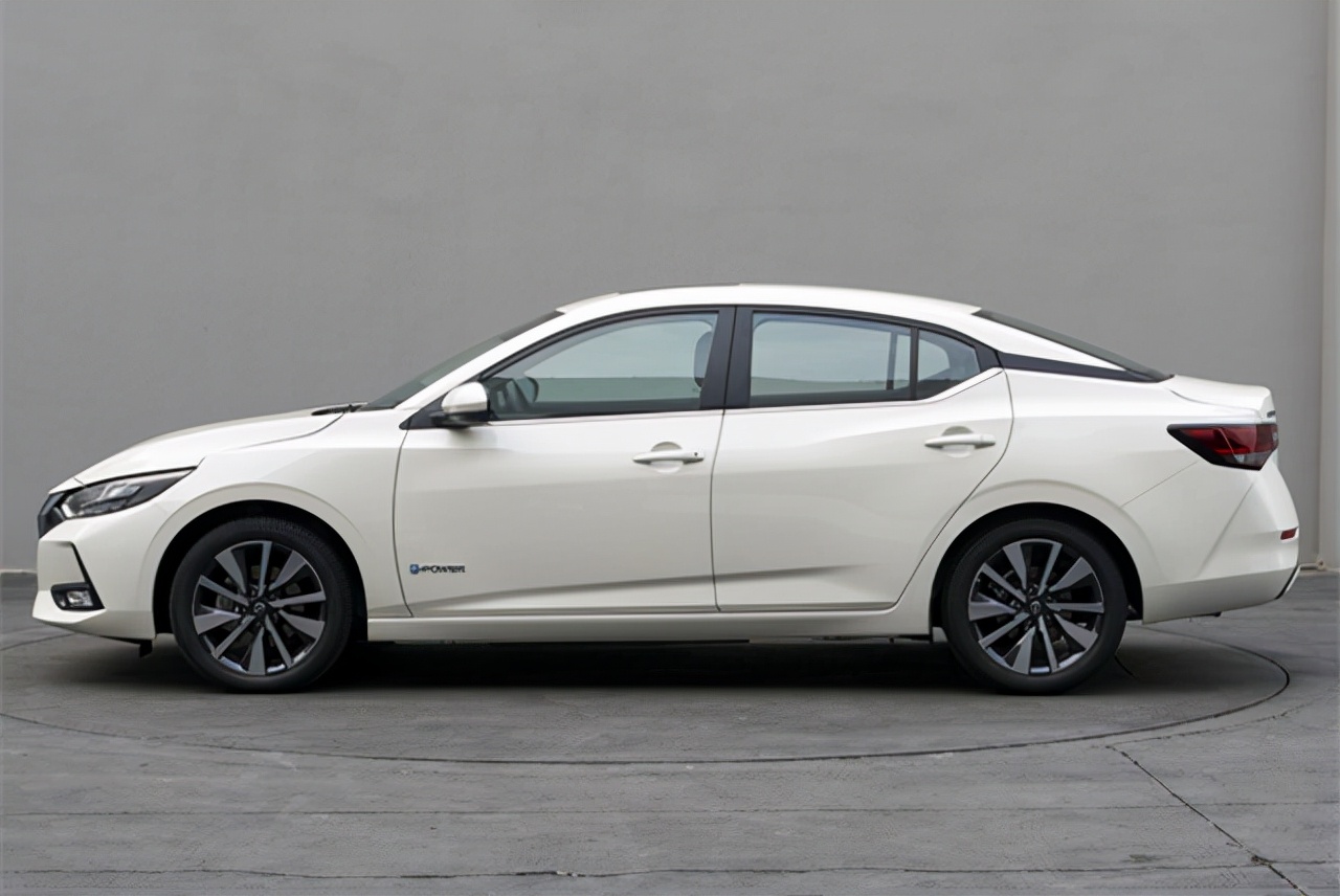 开完日产轩逸再开丰田卡罗拉,开完轩逸再开艾瑞泽8