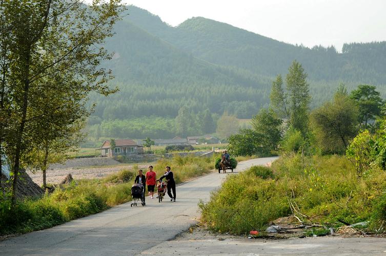山东发现宝石村：漫山遍野不起眼的碎石头，实际是价值连城蓝宝石