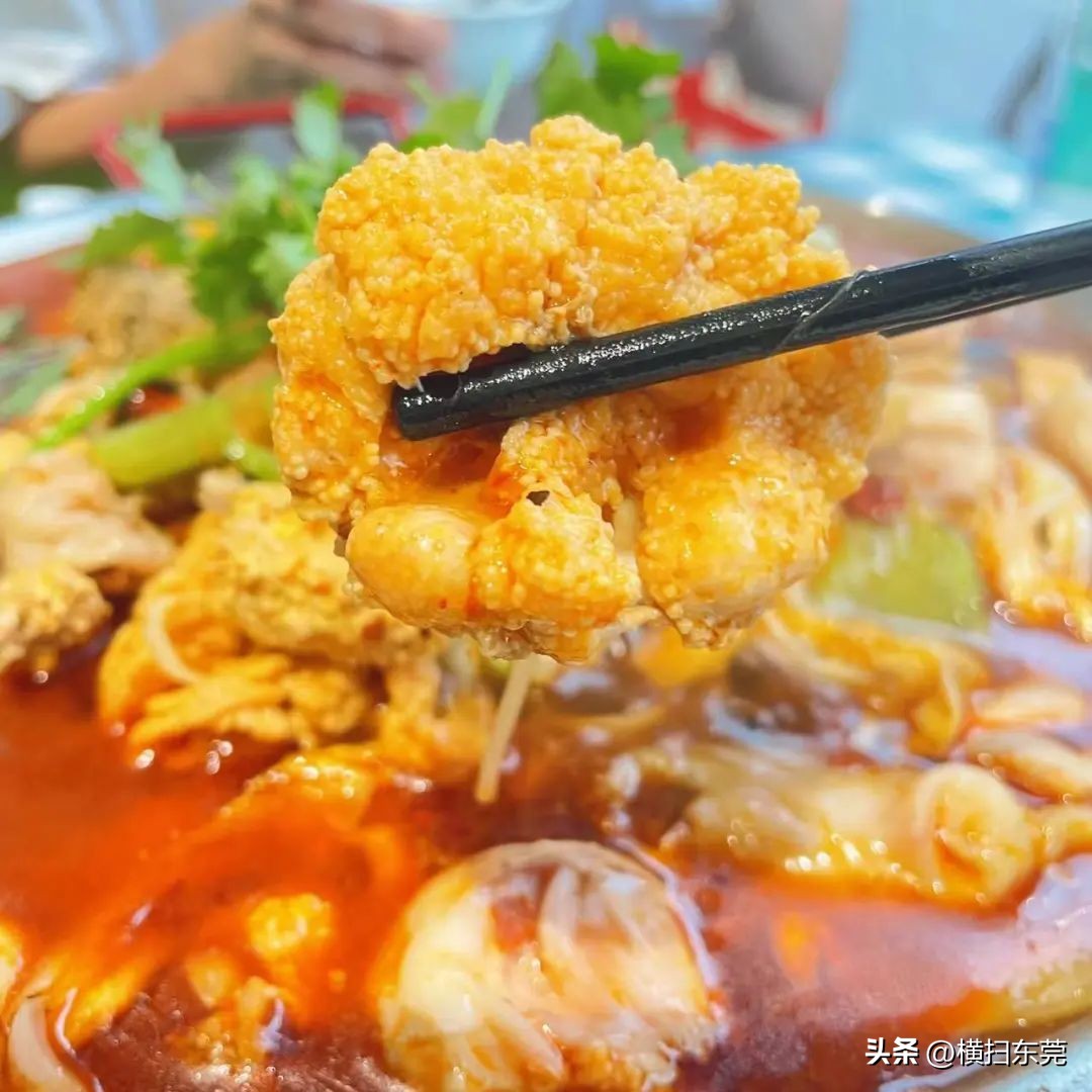 南城县夜宵排档一条街,附近大排档生蚝99元100只