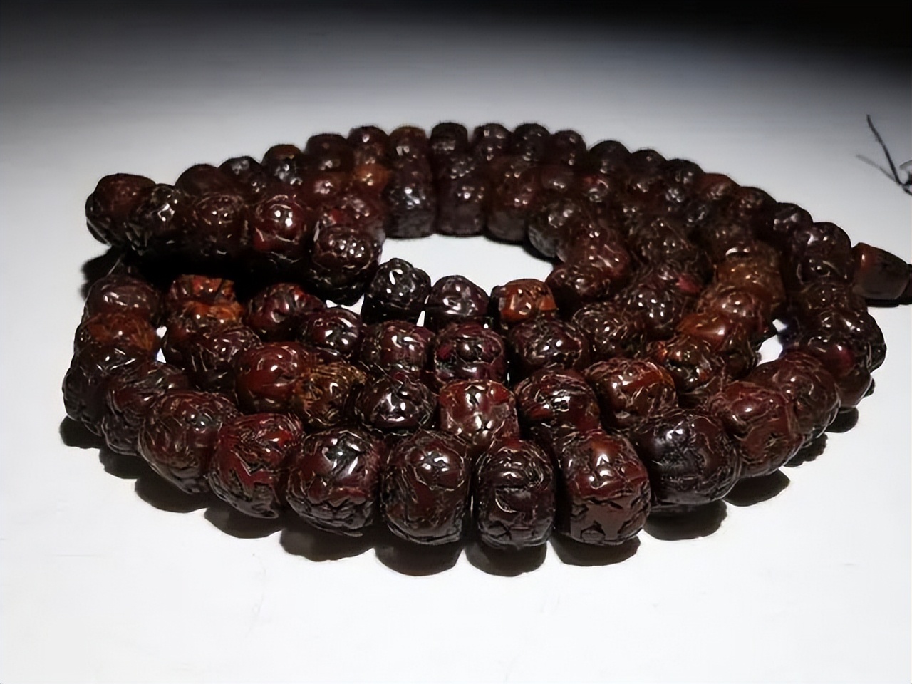 金刚菩提要盘几年才能变成深红色,金刚菩提色差能变一致吗