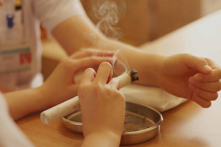 艾灸注意事项和灸后反应,艾灸养生的好处及注意事项