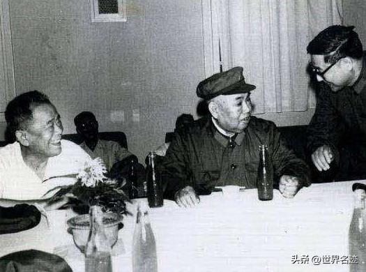 1980年*国锋华**视察南京军区，*世友许**称病不见，*国锋华**亲自登门拜访