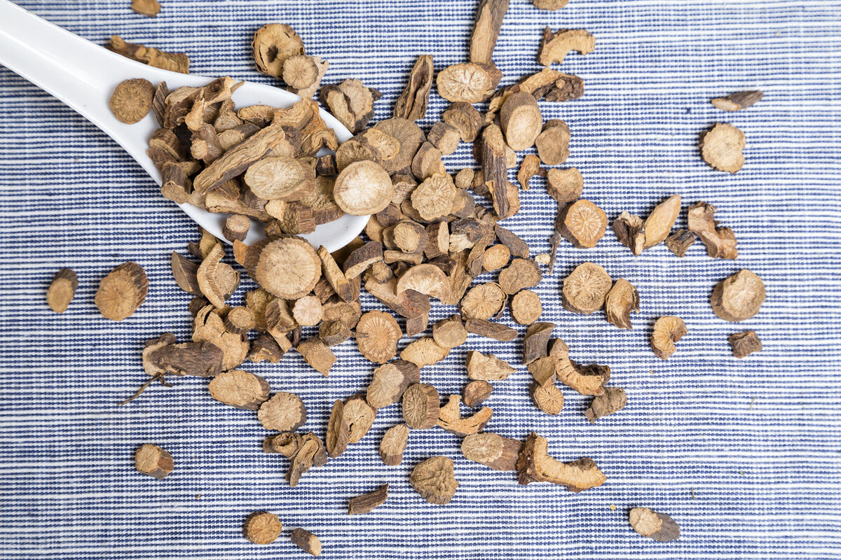 生地防风药材今年多少钱一斤,赤芍药材行情走势