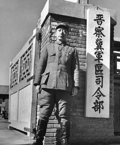 1949年,解放军一师长去北京饭店谈公务,往柜台一看:那是个特务