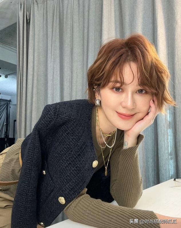 适合发量少减龄的烫发,别再留中间长两边短的发型