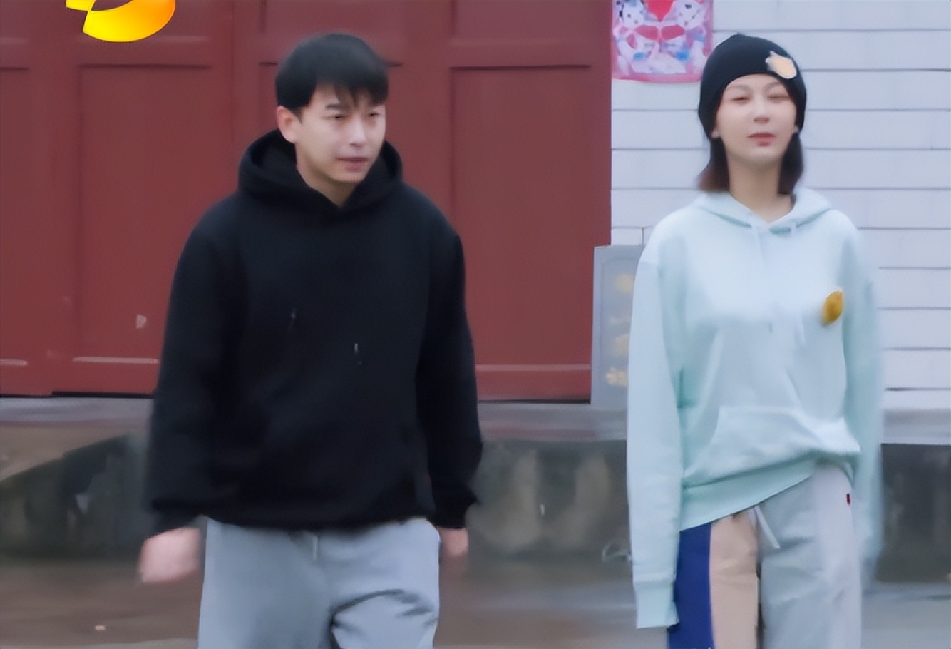 假发假臀假肌肉，半个娱乐圈“从头假到脚”，原来没什么是真的