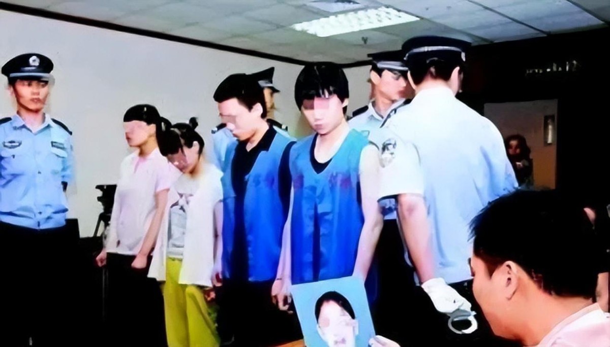 未成年街头暴打无辜妇女,火烧其阴部,被捕后:判不了我死刑!