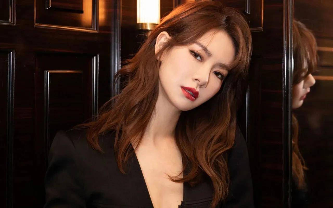 戚薇被爆卖假货，否认后却屡遭打脸，曾被出租车司机告知男友劈腿