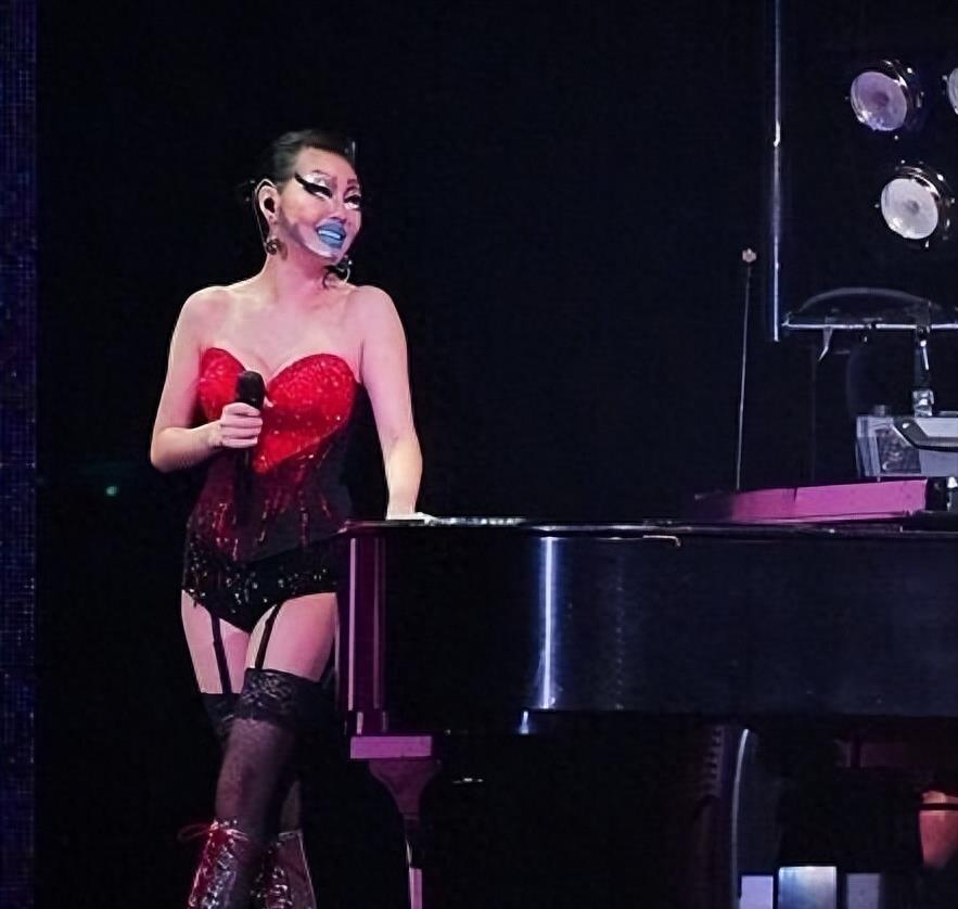 光天化日半露*裤内**、露半球，这几个明星玩转“诱惑”，毫无下限！