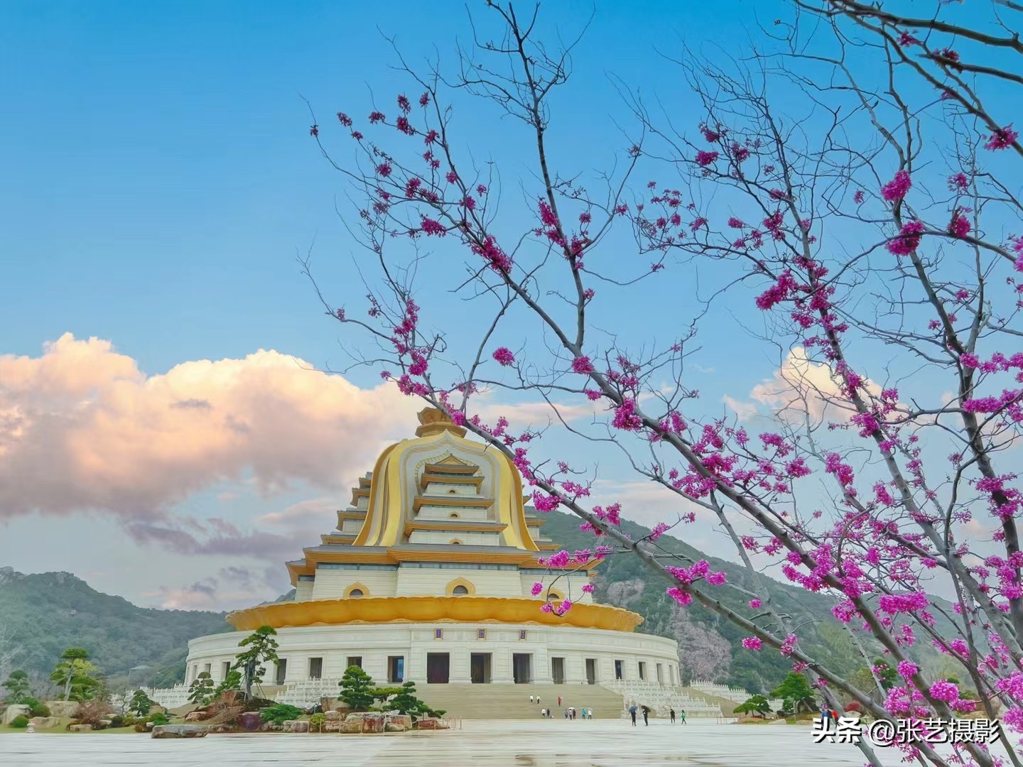 悬挂五星红旗豪华邮轮招商伊敦号，穿过百年历史尘烟再次启航