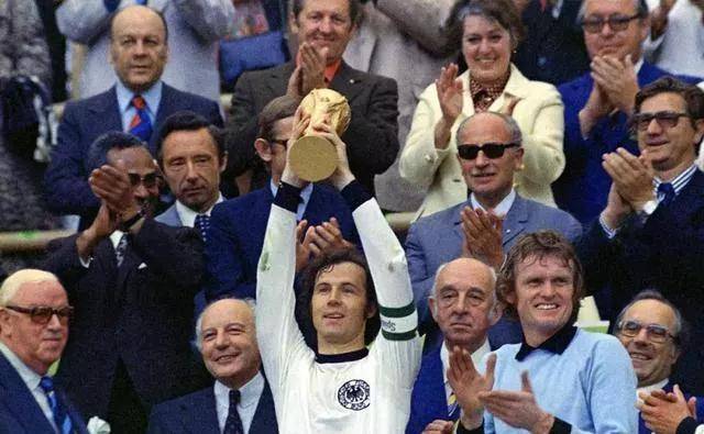 许多人不知道的波兰球,各届世界杯奖杯一览图