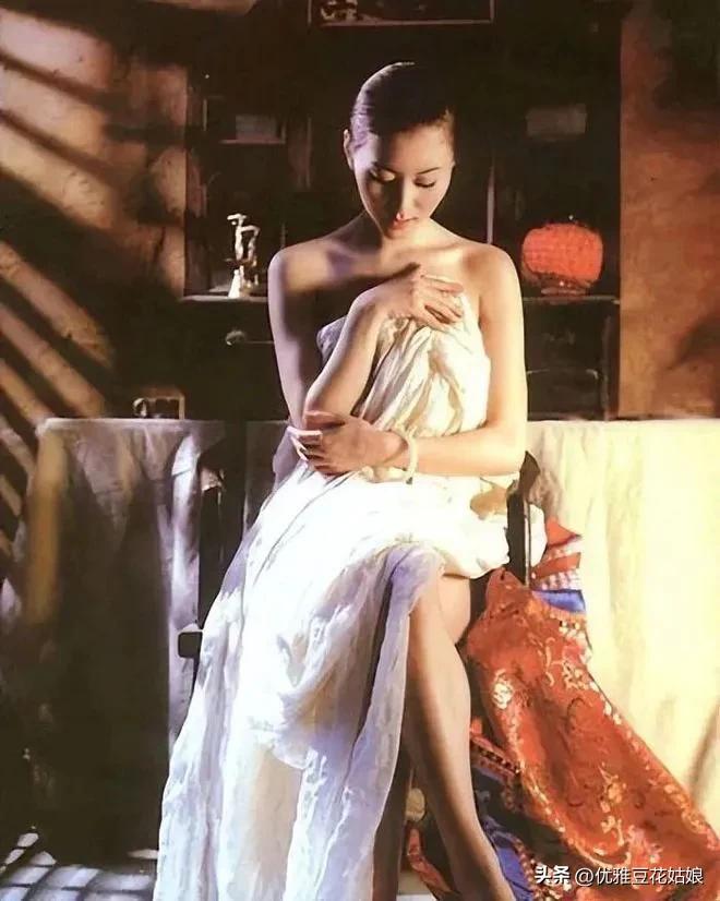 “人体模特”汤加丽：被父亲嫌弃，和丈夫离婚，46岁至今未婚