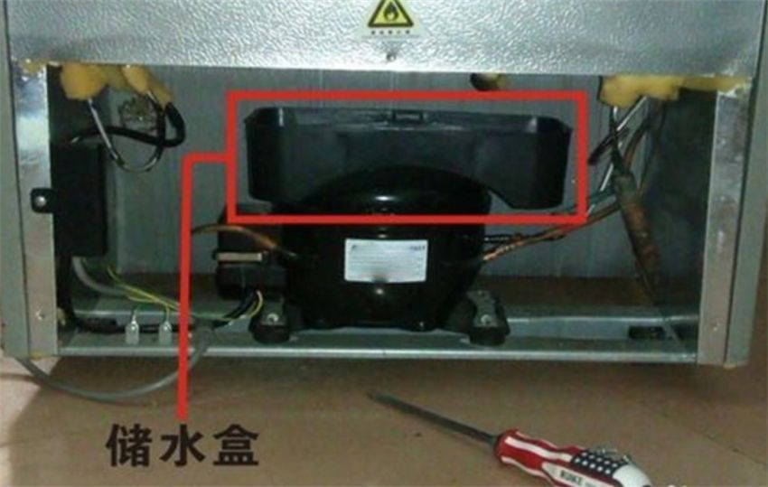 冰箱底部的储水盒要不要流水,冰箱底下淌污水是怎么回事
