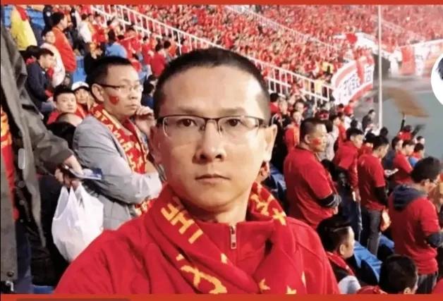 退钱哥为国足加油,国足现场退钱视频