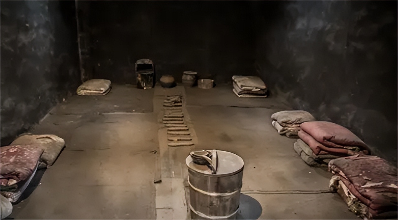 白公馆的真实历史,重庆渣滓洞白公馆五星红旗