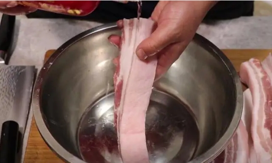 腌腊肉怎么才知道盐够不够,腌腊肉不要傻傻放盐教你三个诀窍