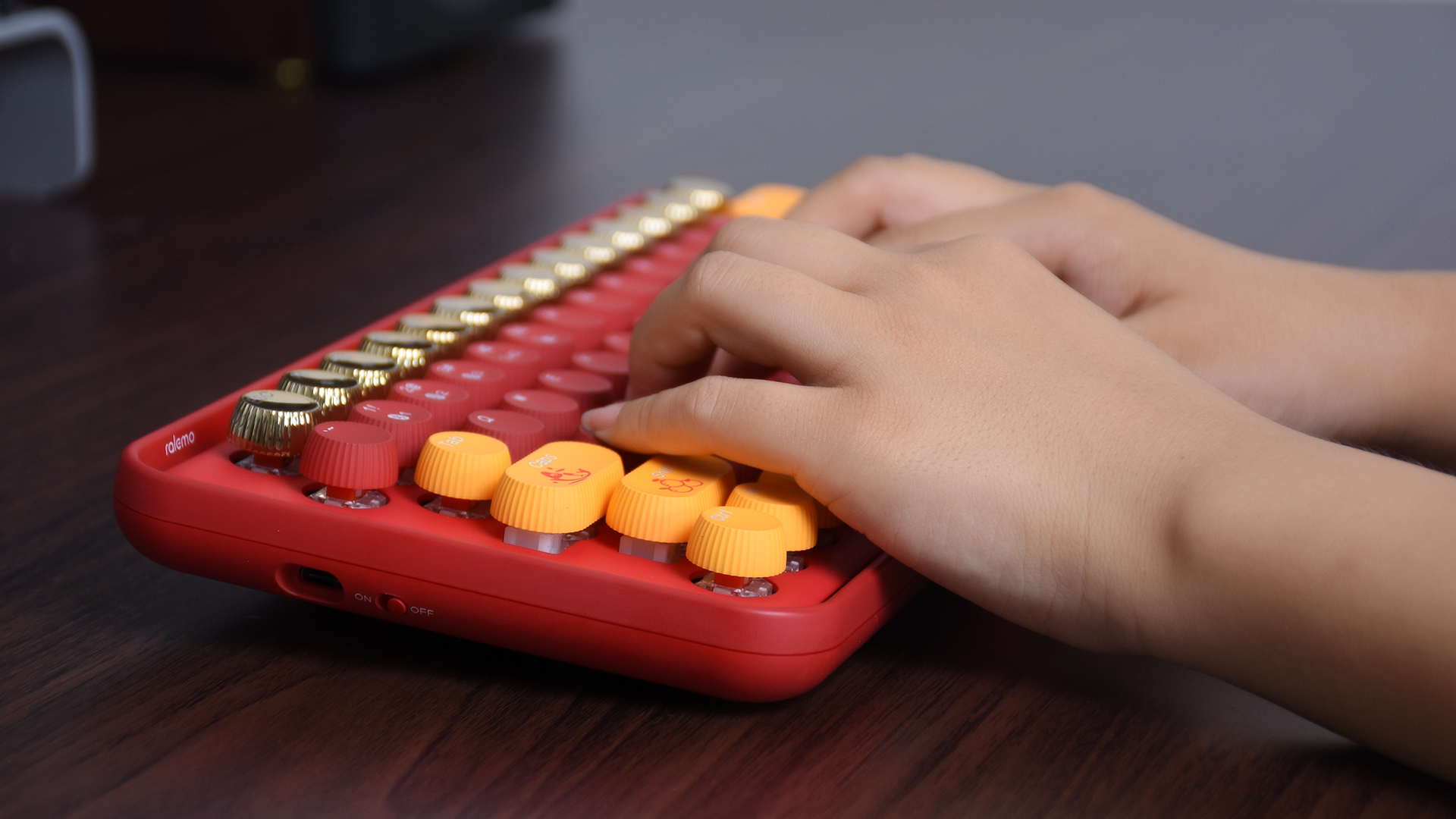 雷柏ralemopre5姹紫嫣红版,雷柏ralemopre5圣诞版机械键盘