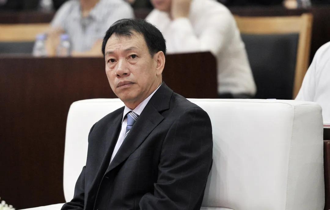 他小学没毕业，花10亿把“打工皇帝”招至麾下，600亿身价还*税逃**