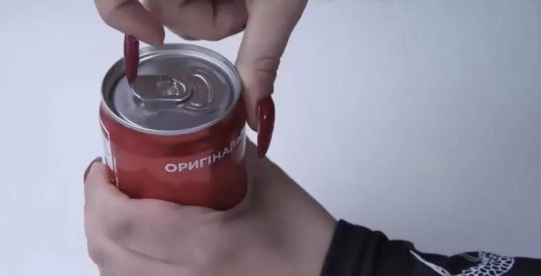 看着就疼!女子骑车意外摔倒,美甲掀翻指甲,两根指骨粉碎性骨折